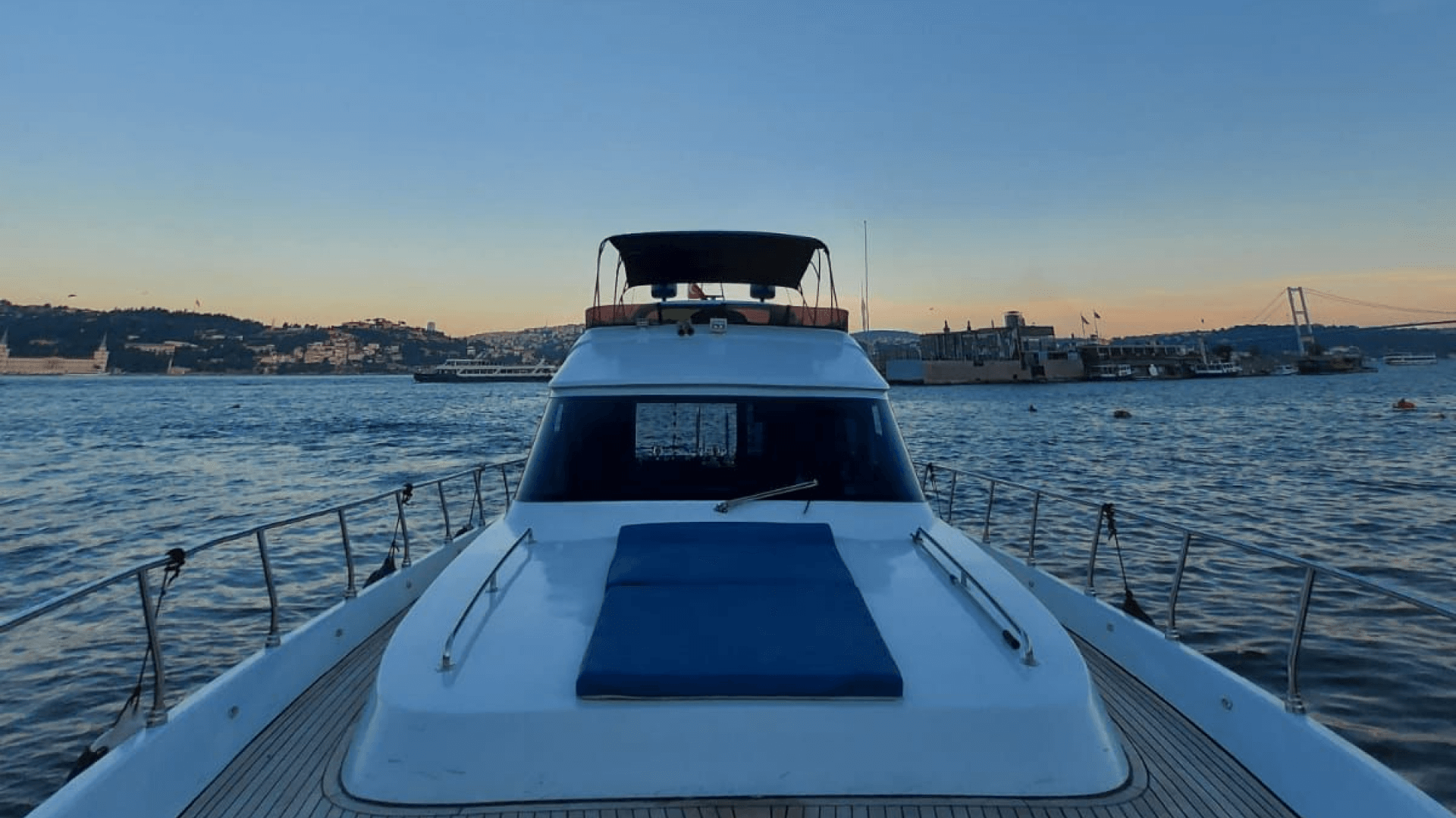 İstanbul Boğaz Turu Motoryat Kiralama 12 Kişilik 17,5 Metre