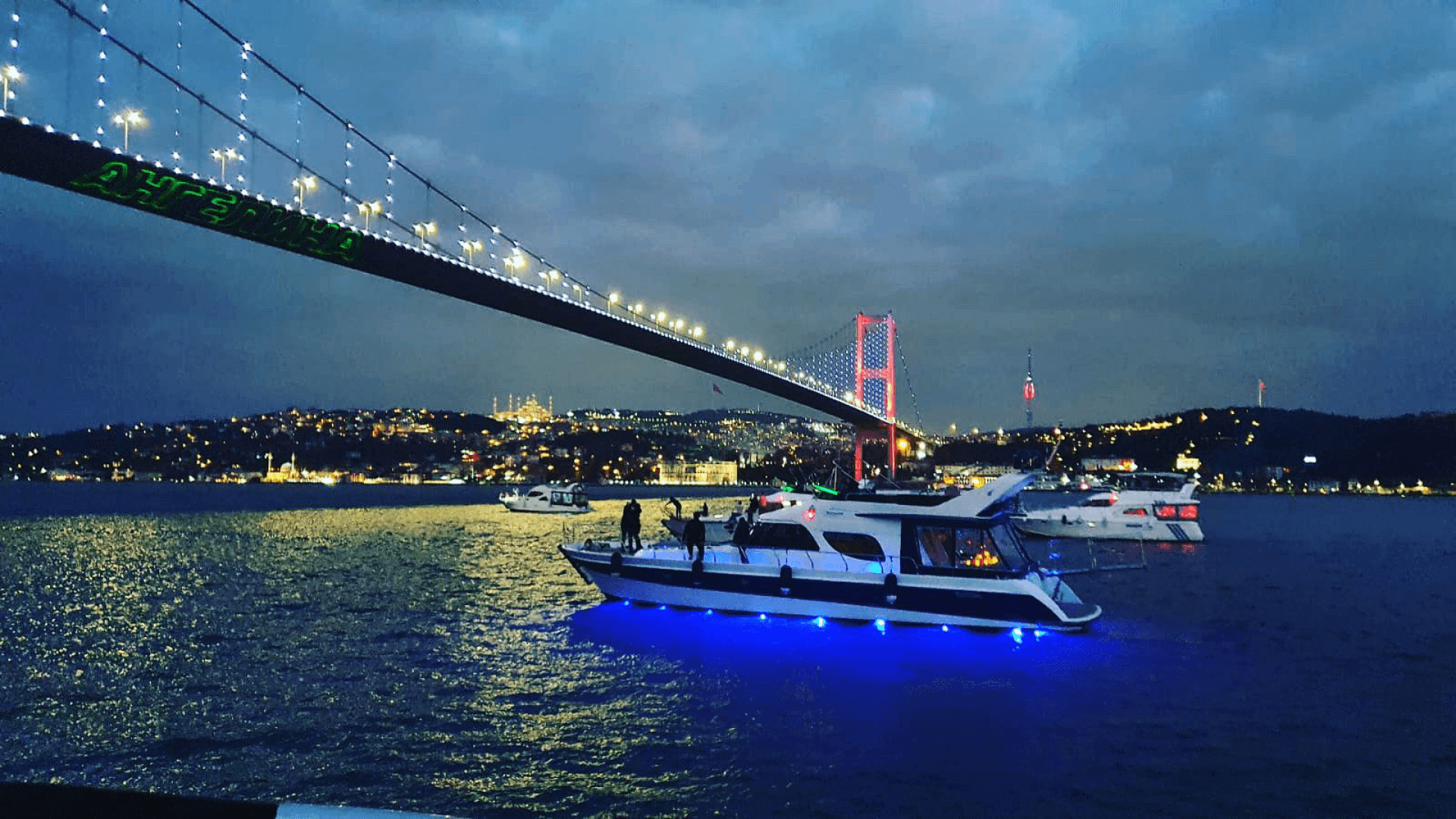 İstanbul Boğaz Turu Motoryat Kiralama 12 Kişilik 17,5 Metre