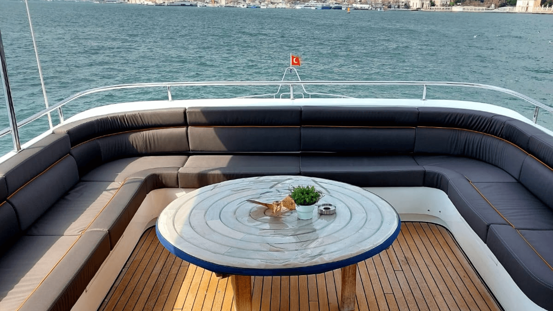 İstanbul Boğaz Turu Motoryat Kiralama 36 Kişilik 21 Metre