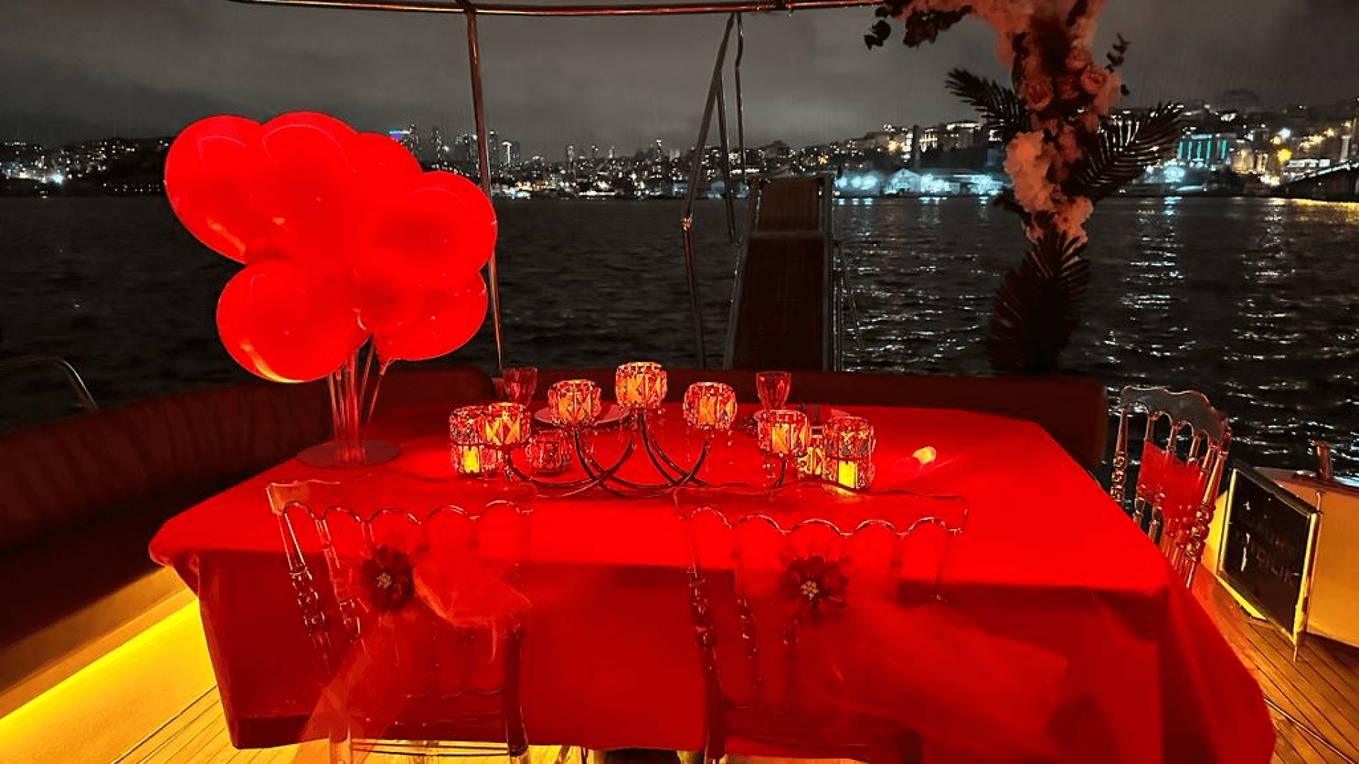 İstanbul Boğaz Turu Motoryat Kiralama 12 Kişilik 19 Metre